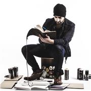 Visionnaire graphique réinventant la communication visuelle avec flair